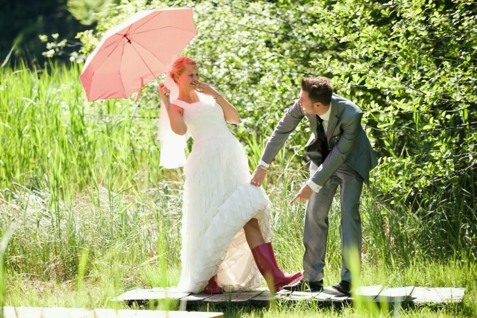 Рассказ свадьбы не будет. Свадьба в резиновых сапогах. Жених и невеста в резиновых сапогах. Невеста с женихом весной. Фото жениха и невесты на природе.