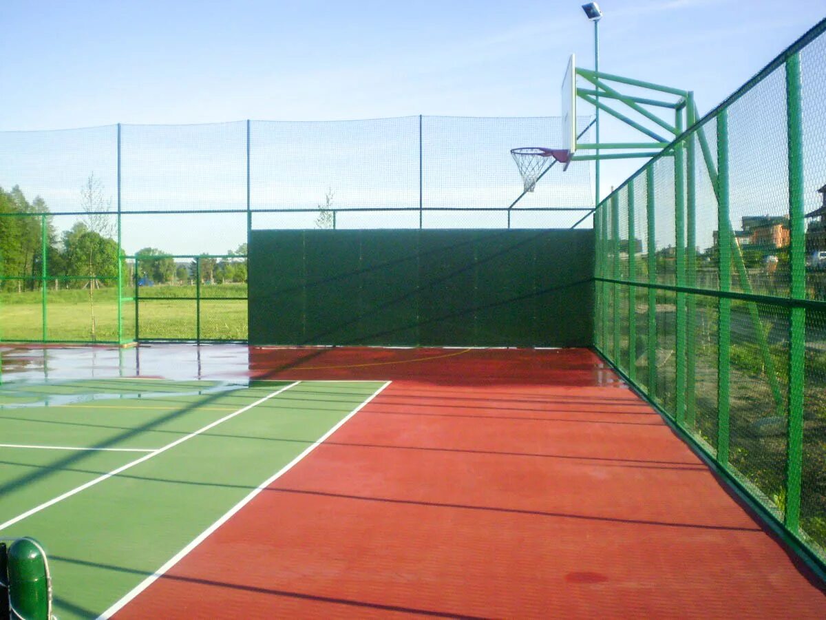 Теннисный корт. Стенка для большого тенниса. Стационарная теннисная стенка. Тренировочная стенка для тенниса.