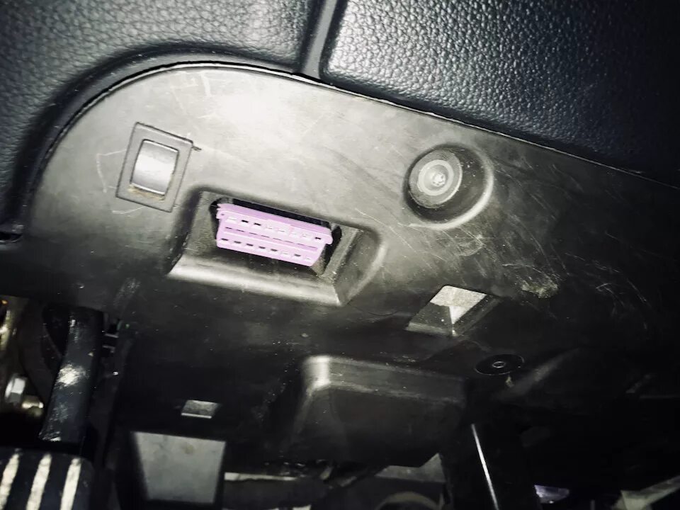 Audi a4 obd разъем. Audi a6 с4 диагностический разъем. Ауди а6 разъем obd2. Ауди а6 obd разъем. Ауди а6 с5 обд разъем.