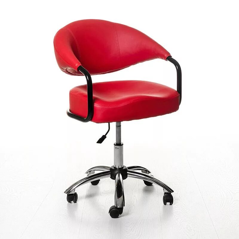 Кал минском. Стул офисный красный. Стул на колесиках красный. Барное кресло на колесиках. Офис с красными стульями.