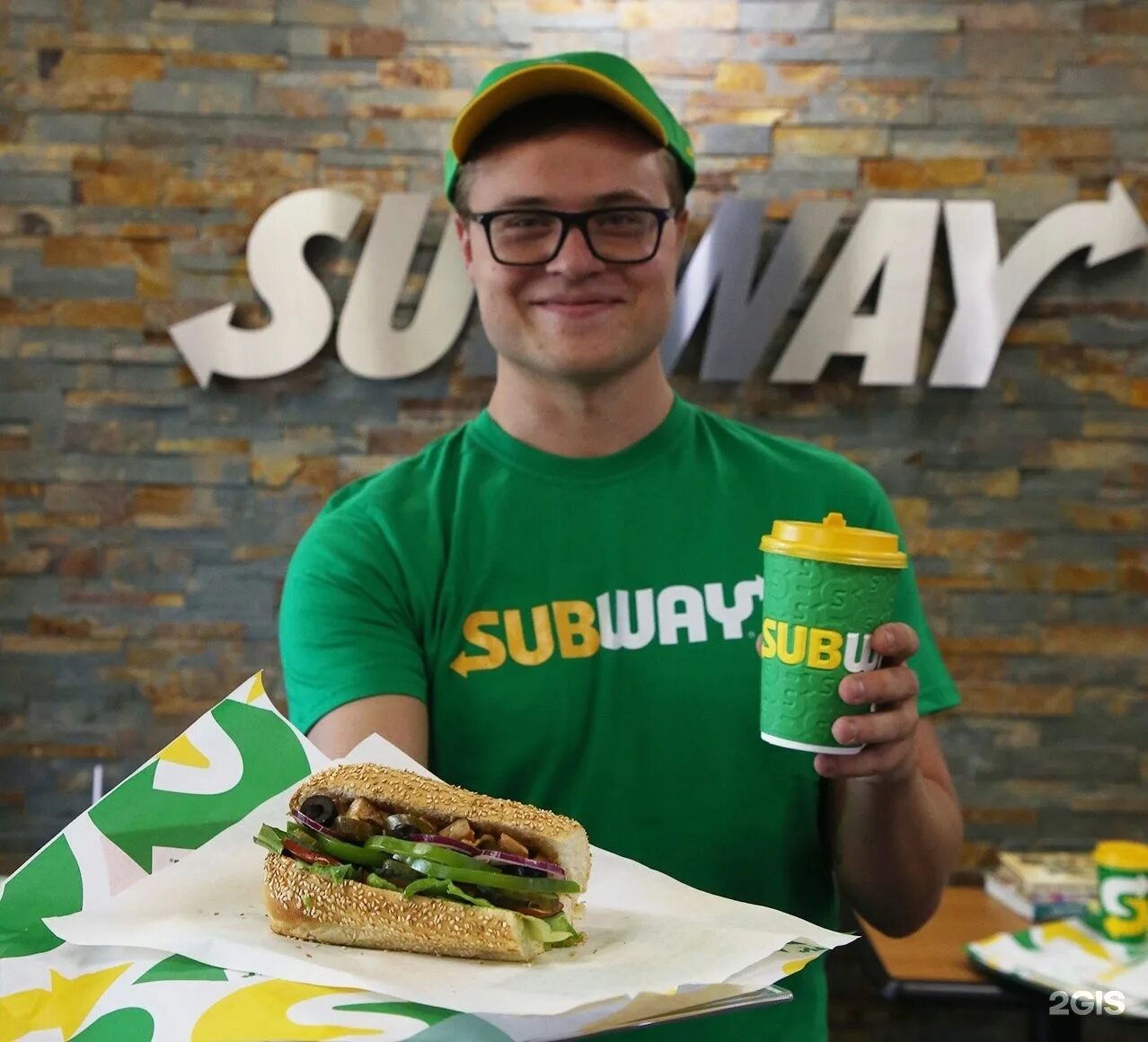 Subway сеть. Работник сабвей. subway (сеть ресторанов). subway сотрудники. subway сеть ресторанов логотип.