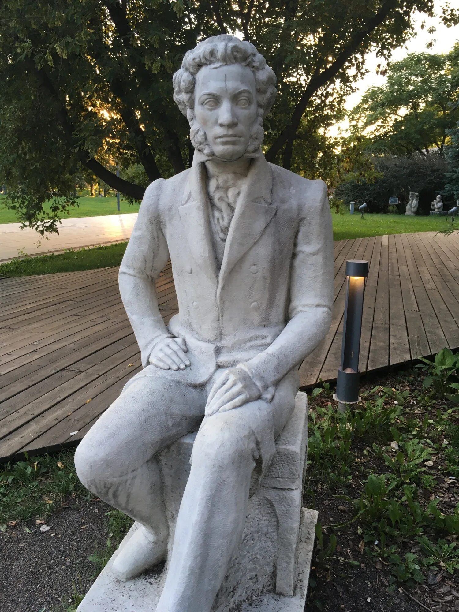Найди статую. Музеон скульптура Моцарта. Парк Музеон памятник Пушкину. Моцарт парк Музеон. "Скульптура отцы и дети" Долмогомбетов "парк Музеон".