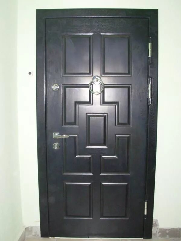 Входные двери в квартиру домодедово. Дверь входная металлическая. Дверь в квартиру. Квартирная дверь. Металлические двери в квартиру.