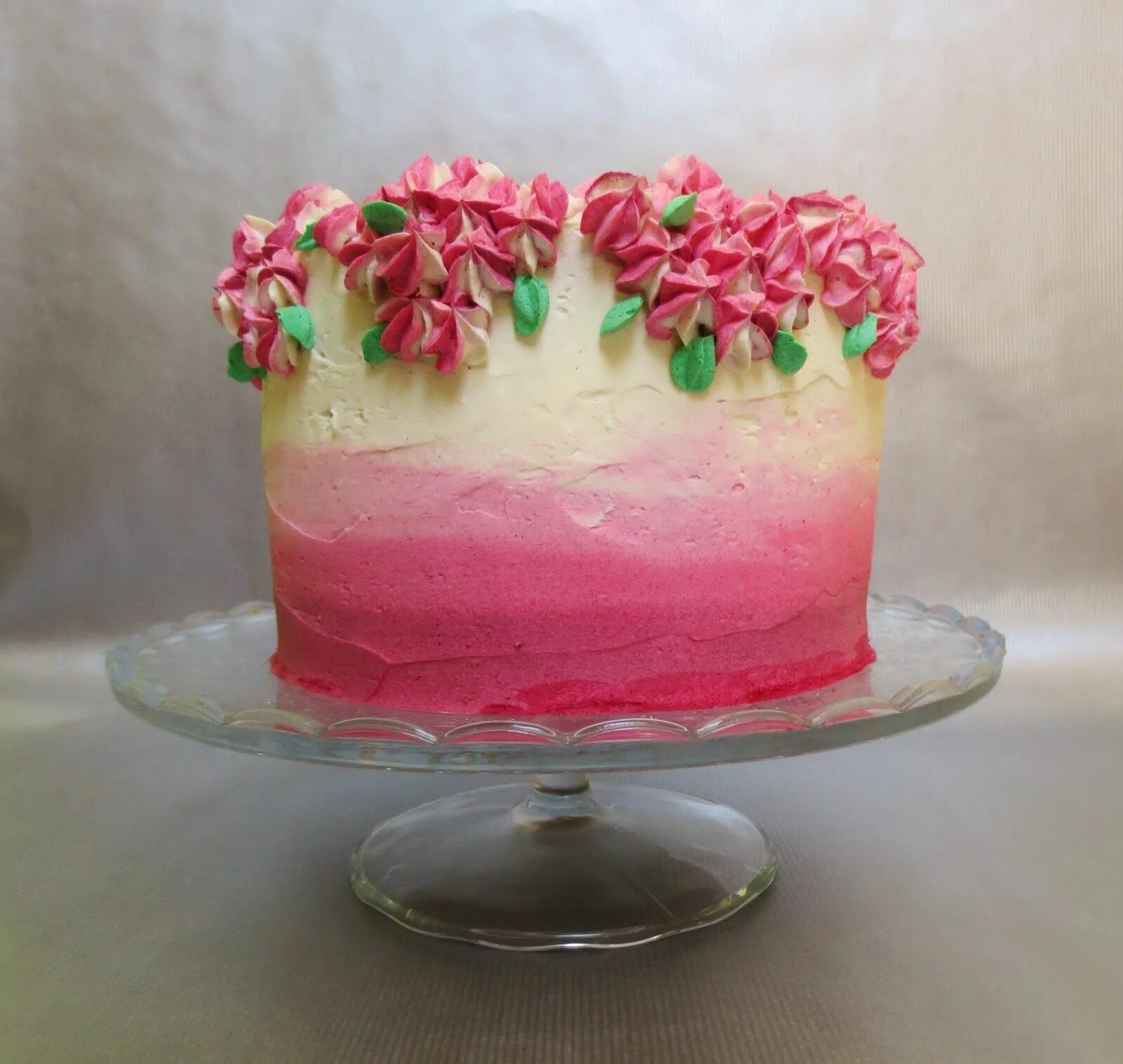 Украшение торта мазками из крема. Торт украшенный масками крема. Торт с розовыми мазками. Украшение торта градиент.