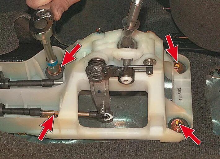 Затрудненное переключение. ВАЗ 2115 кулиса переключения передач. Механизм переключения передач рычаг Приора. Фиксатор задней передачи ВАЗ 2115.
