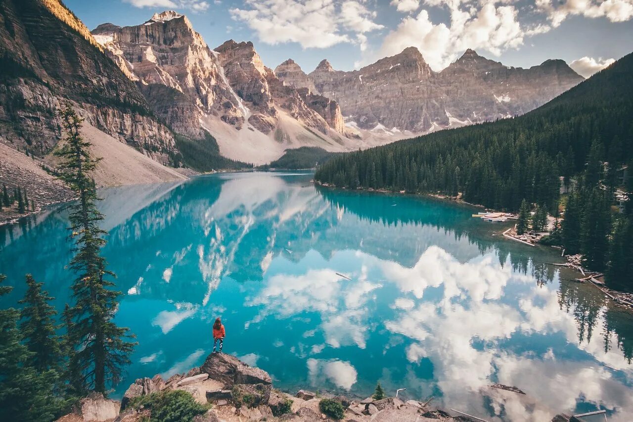 Canada lakes. Озеро Морейн в Канаде. Ледниковое озеро Морейн, Канада. Озеро Морейн. Национальный парк Банф. Озеро Луиз Банф Канада.