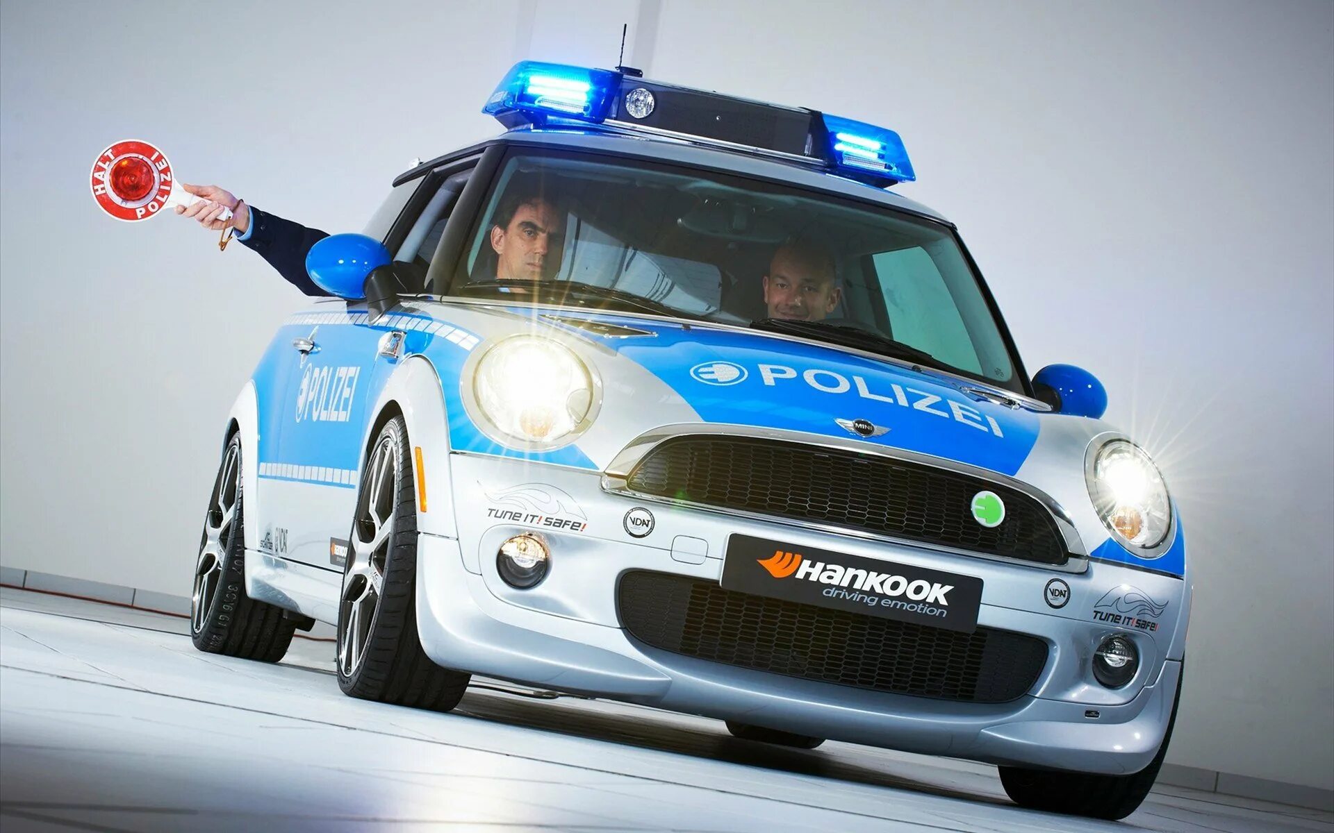 Машинка про полицию. Мини Купер Polizei. Mini Cooper полиция. Mini Cooper s полиция. Полицейская машина мини Купер.