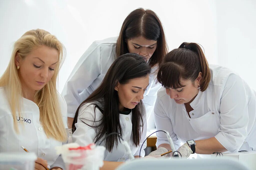 Обучение пм фото. Требования безопасности при стрельбе из пистолета макарова. Мастер перманентного макияжа. Мастер по татуажу. Школа перманентного макияжа.