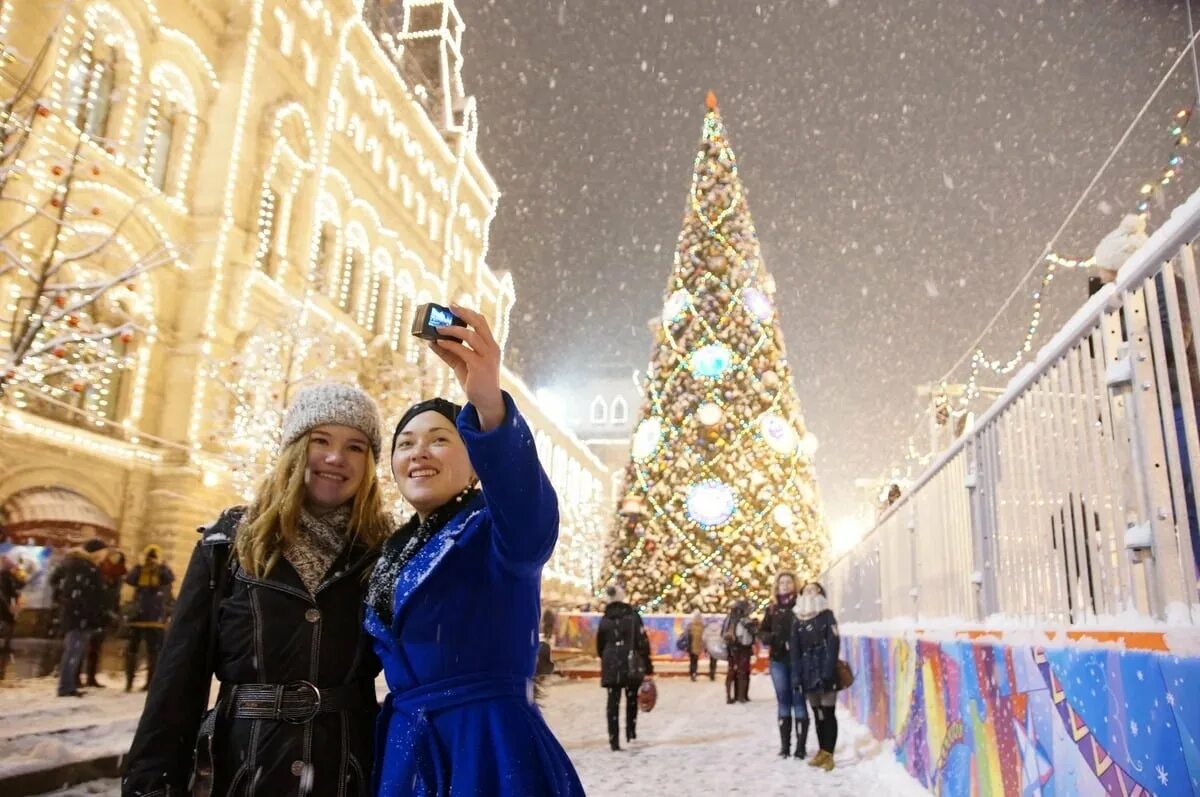 Новогодний праздник. Празднование нового года в России. Новогодняя прогулка. Новый год люди на улице.