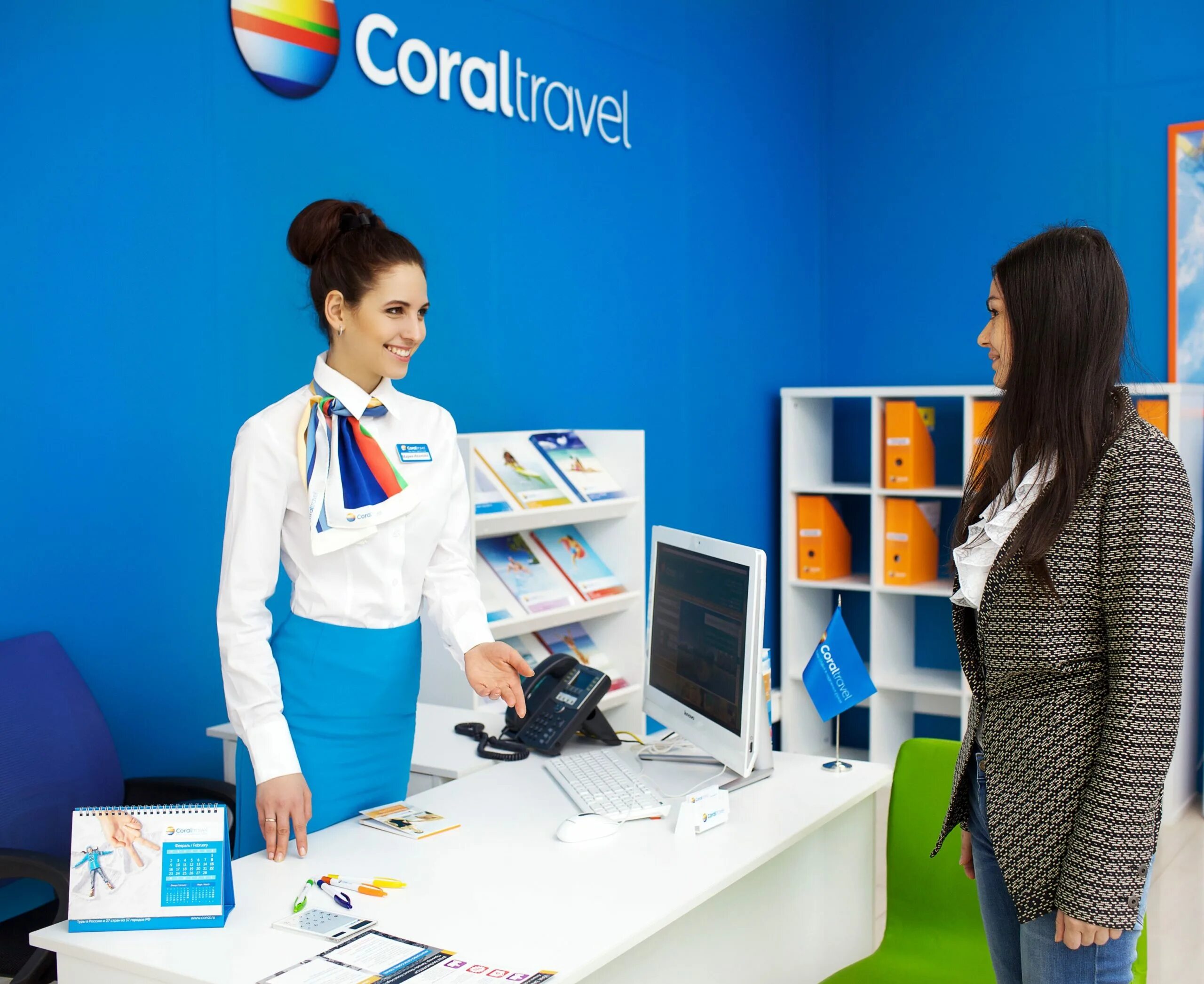 Travel 1 форма. Туристическое агентство Coral Travel. Форма сотрудников турфирмы. Корал Тревел униформа. Туристическая фирма сотрудники.