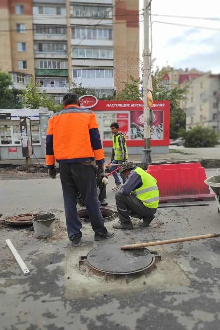 Люк на площади. Уличные дороги Тамбова. Падать заявку плохие дороги в г. Тамбов. Дырка и люк на площади Ленина Воронеж.