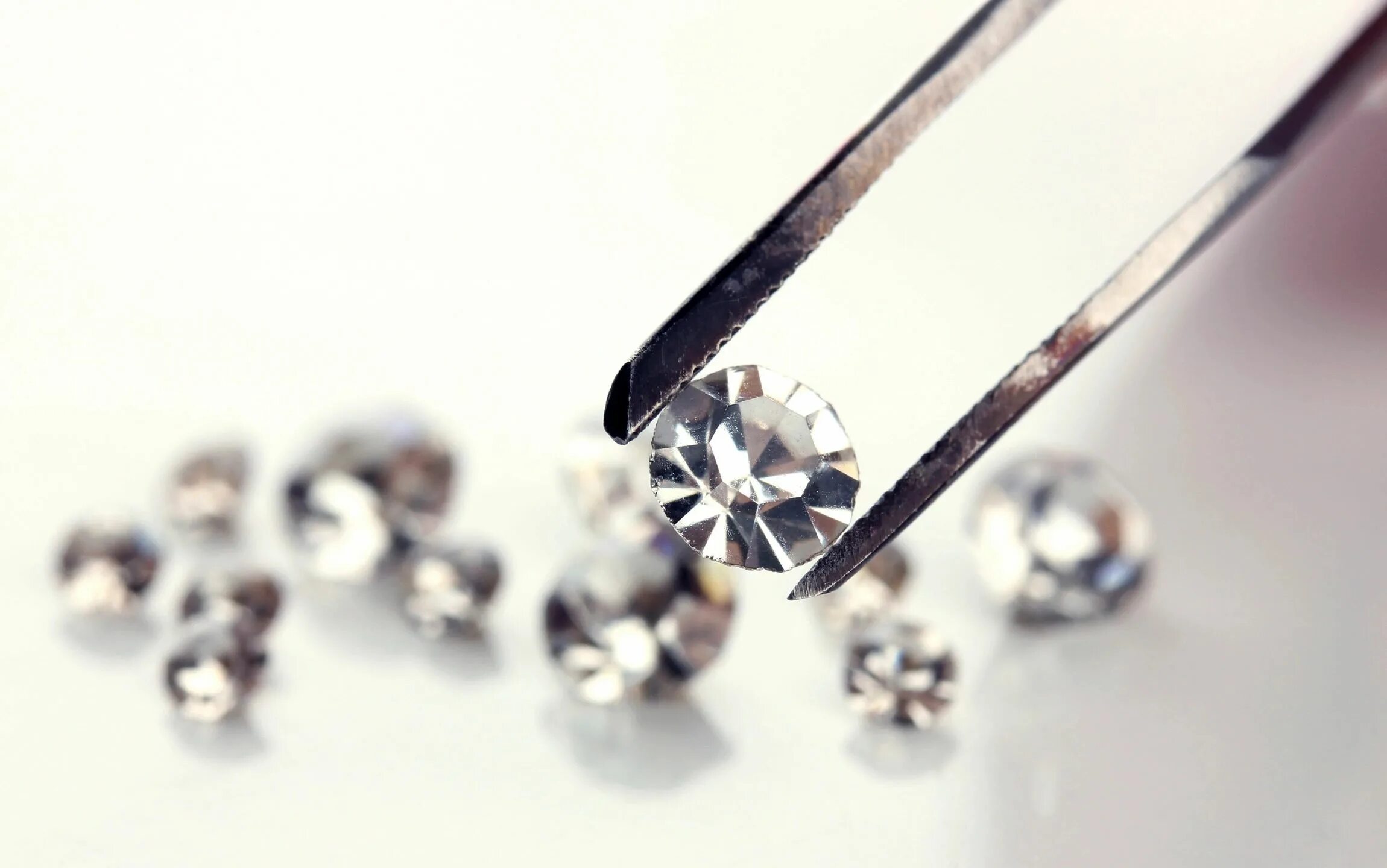 Проверить подлинность бриллианта кольце. Алмаз в пинцете. Искусственные Алмазы.