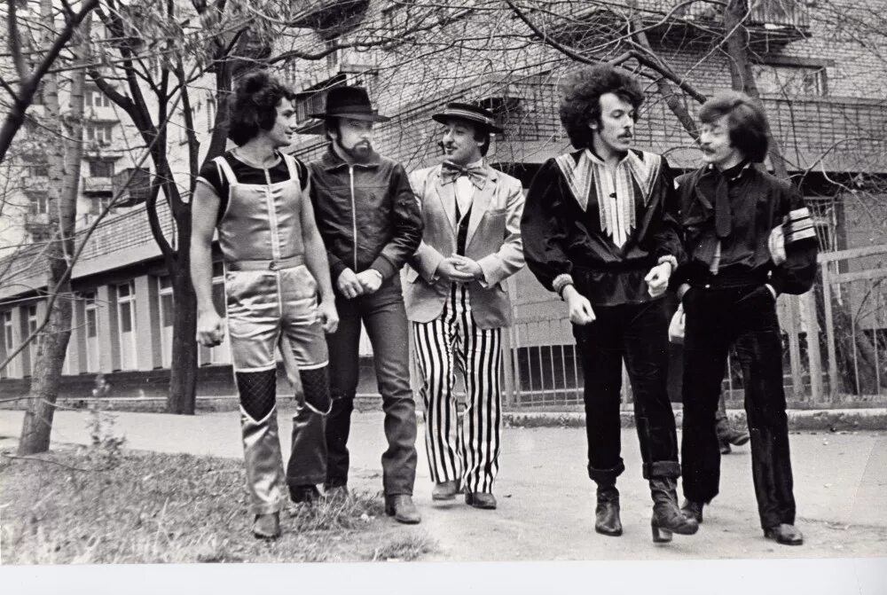 Металлисты 80 х ссср. 80е годы италия дети. Студенты 1980-х. Люди ссср 1980. Несколько лет в 1980.