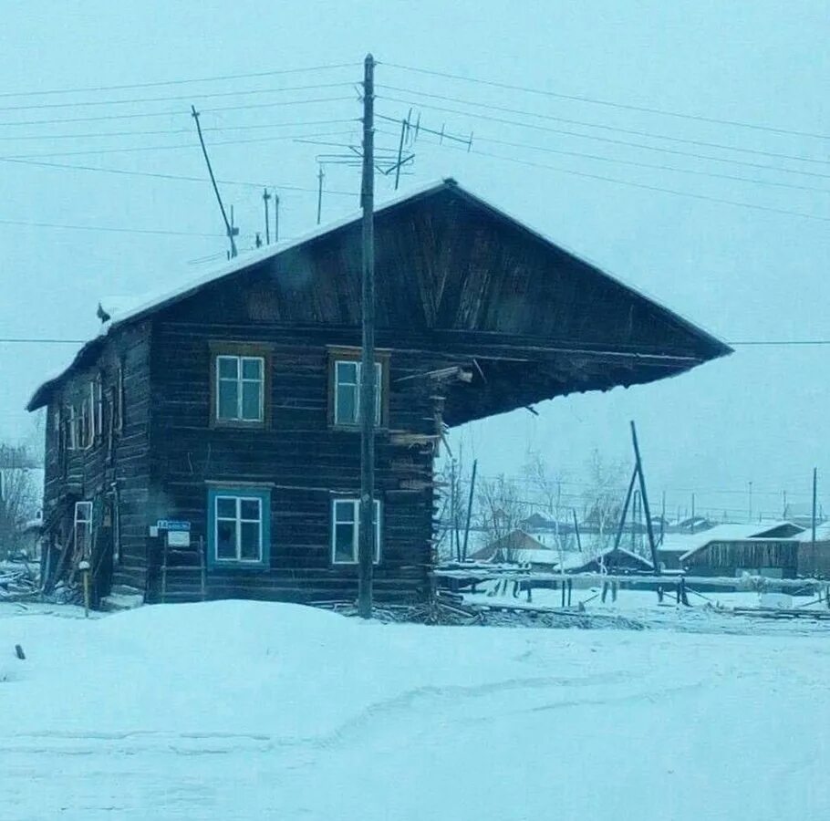 Бывшая живет в соседнем доме. Дом прикол. Юмор недвижимость картинки. Продается дом срочно прикол.