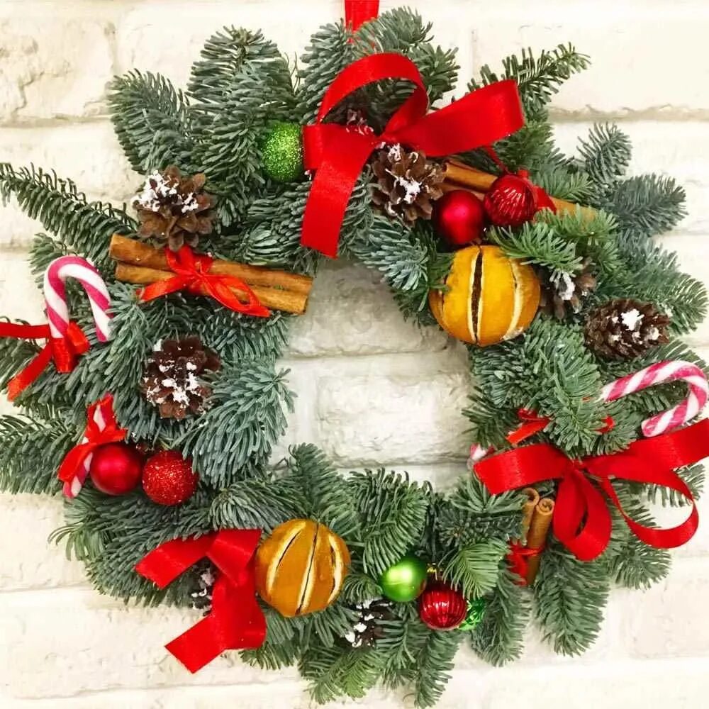 новогодний венок своими руками. новогодние венки. рождественский венок. новогодний венок из еловых веток. венки из искусственной елки.