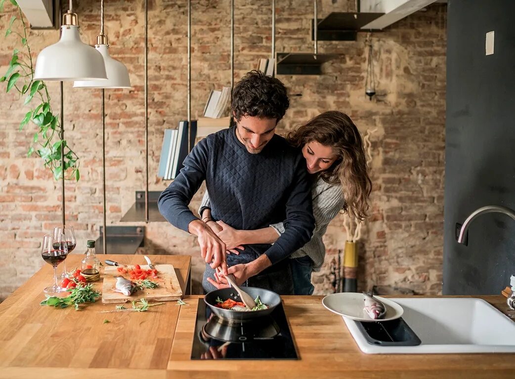 Готовка на кухне. Влюбленные на кухне. Мужчина и женщина на кухне. Готовим вместе.