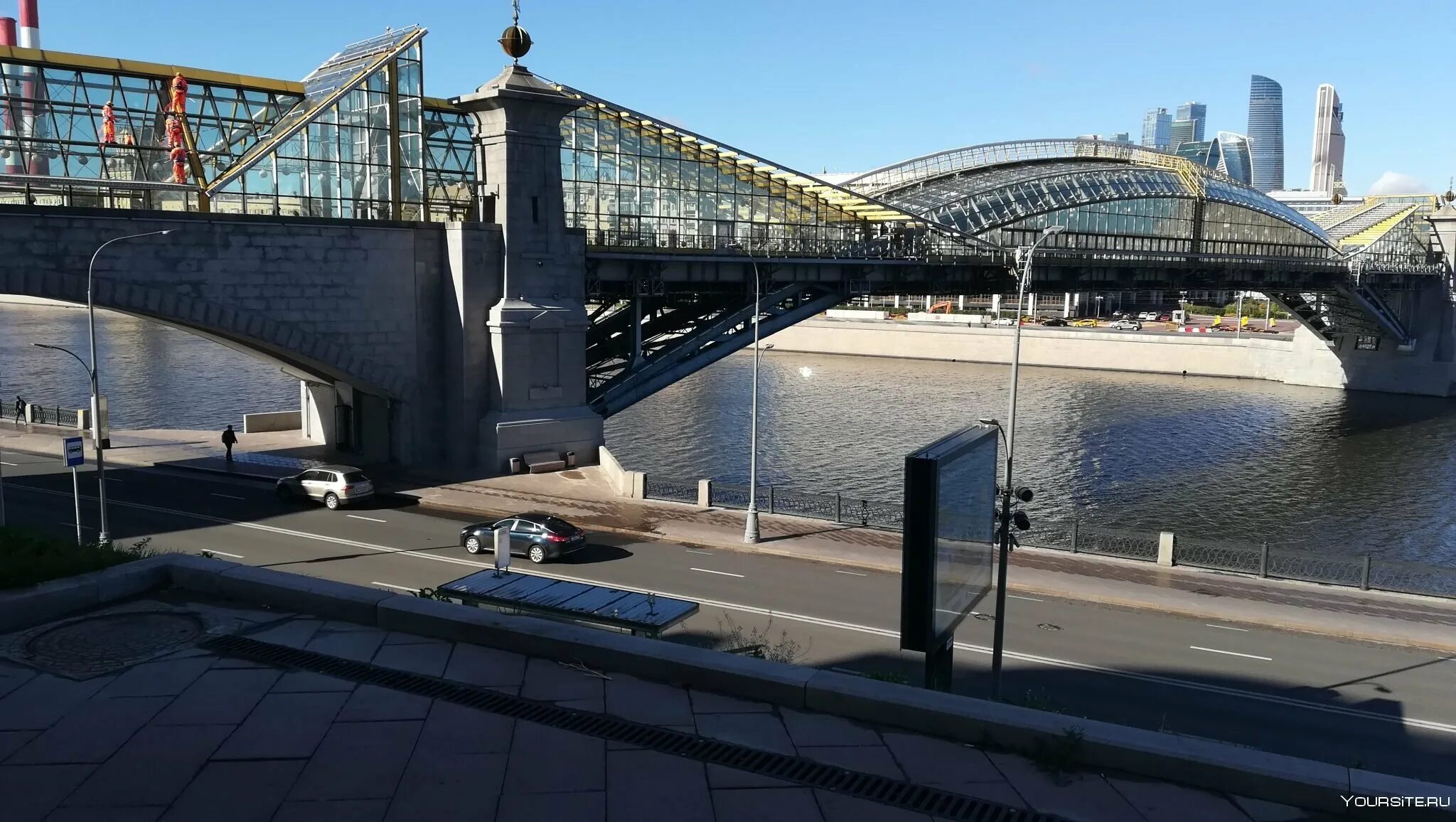 Дом мост в москве. Киевский вокзал пешеходный мост через москву реку.