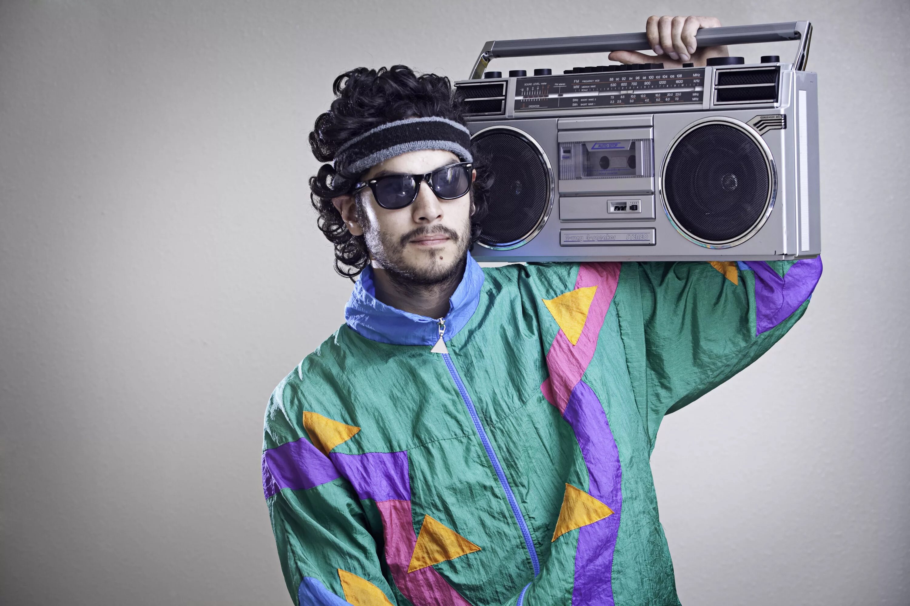 Поющие мужчины 90. Boombox Sony 2000х. Человек с магнитофоном. Стиль 90х. Парень с магнитофоном на плече.