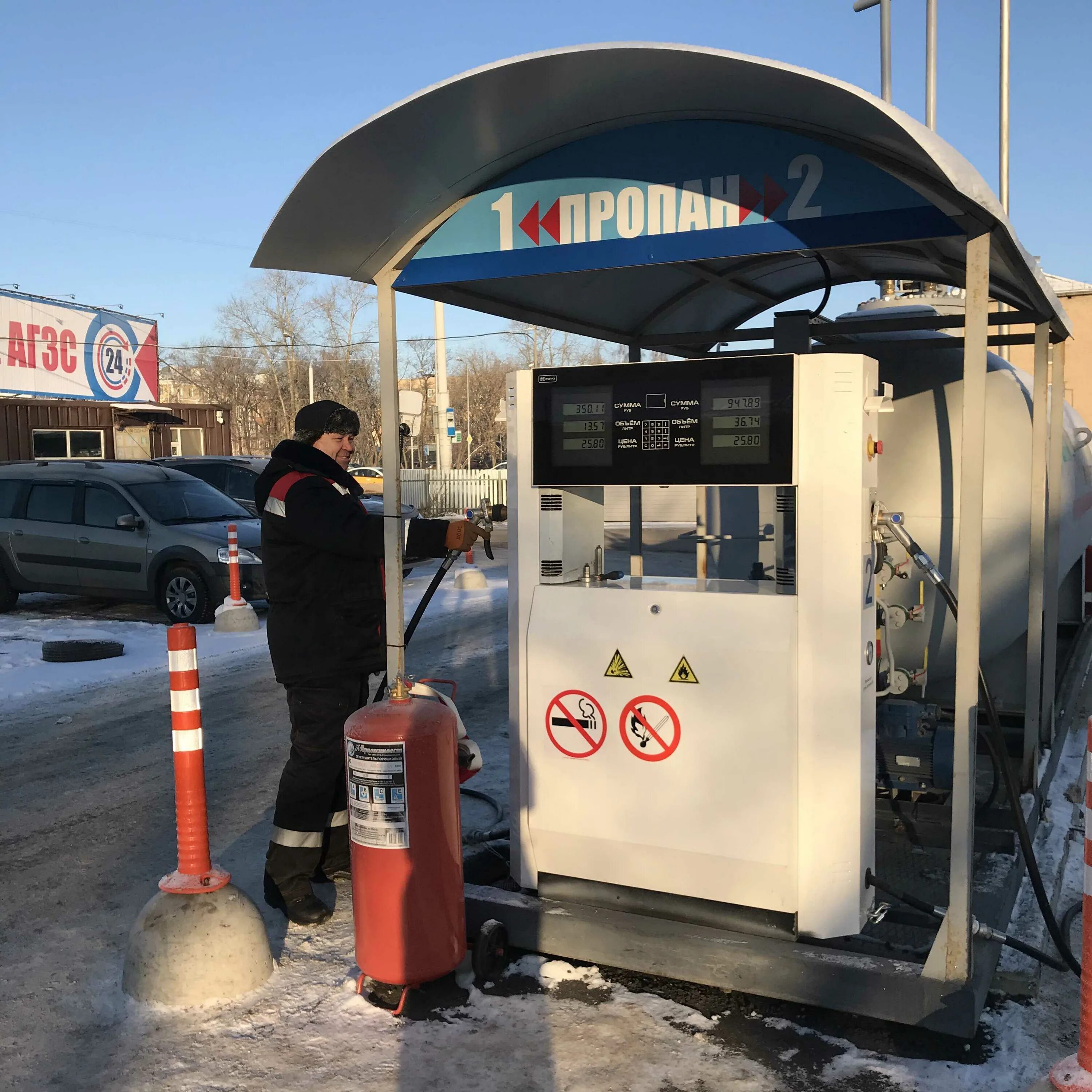 Номер телефона газовой заправки. Автономная газово-Заправочная станция. Заправка газом. Бензоколонка красная. АЗС И транспорт.