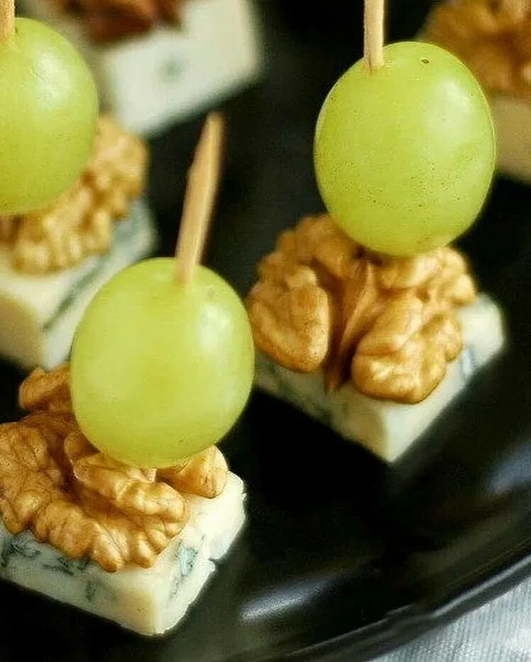 канапе с бри и виноградом. канапе на шпажках рецепты с виноградом. канапе сыр виноград грецкий орех. канапе с дор блю и виноградом. канапе canape 150*98*63.