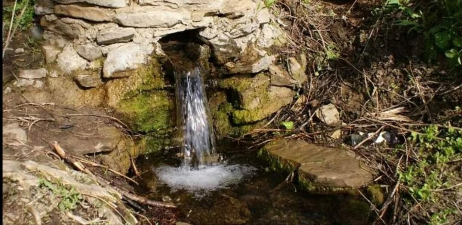 Родник. Родниковая вода. Родник фото. Ключ бьет из под земли. Родник лица