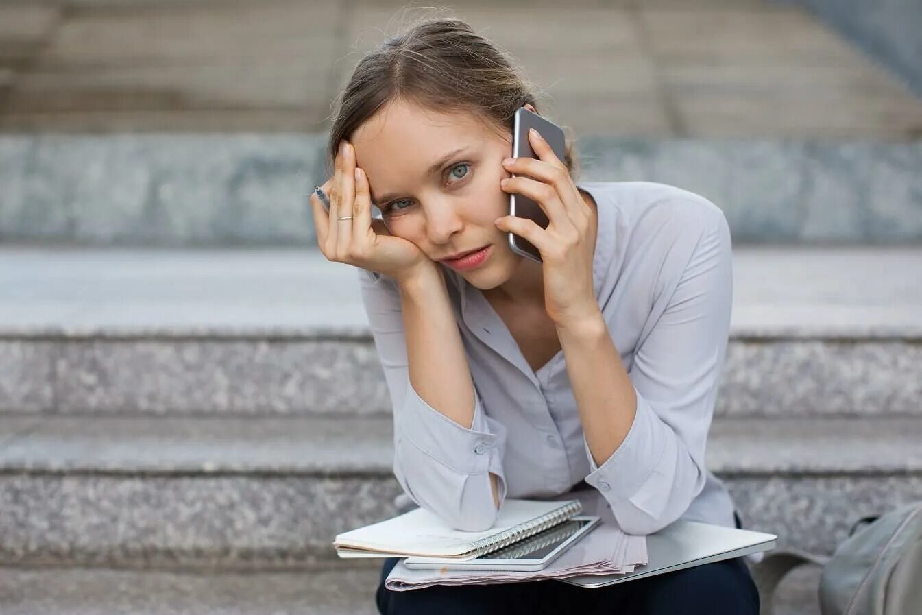 Человек звонит. Девушка с домашним телефоном. Позвоните. Тревога телефона. Разговор по смартфону.