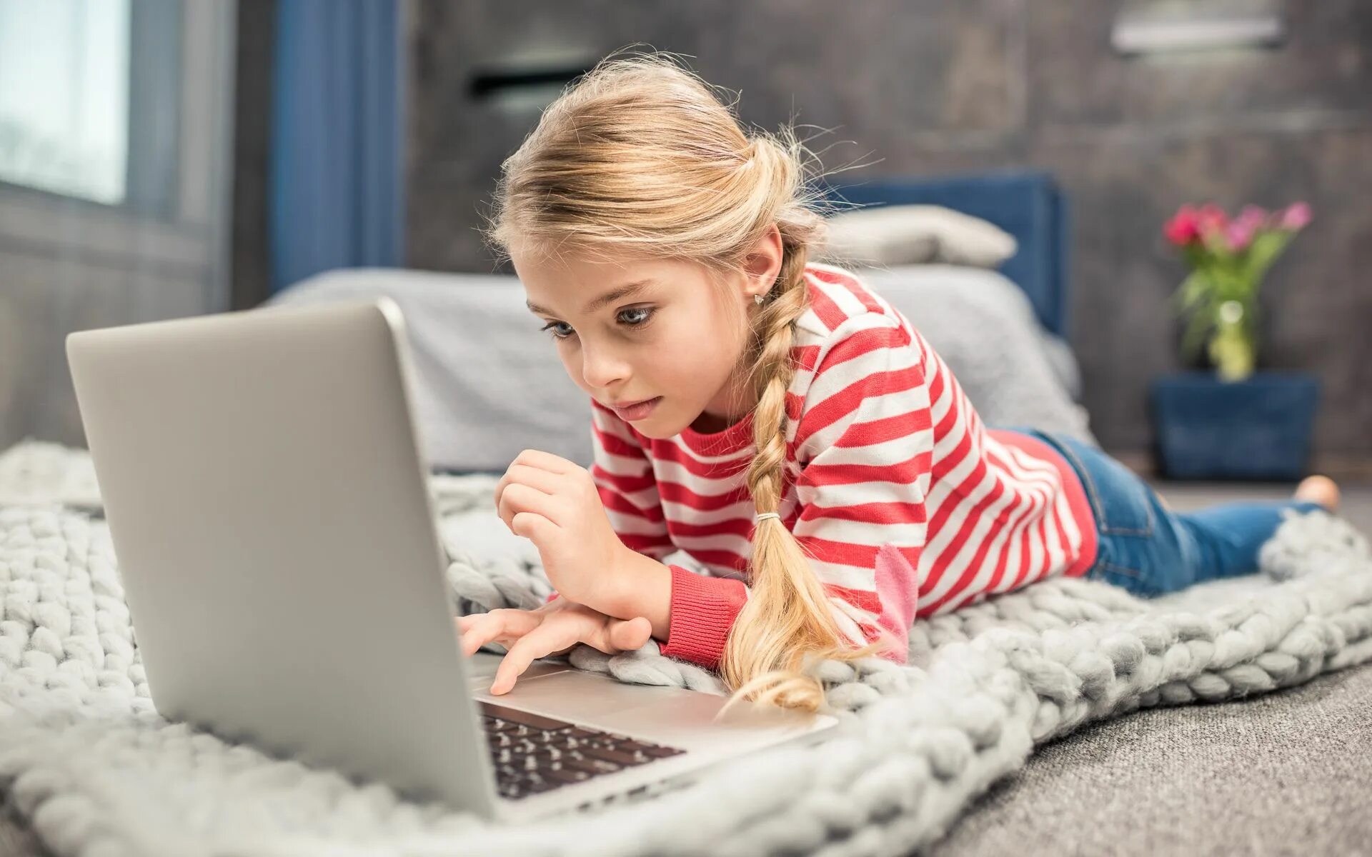 Детский интернет дома. Компьютер для детей. Ребенок за компьютером. Ребенок с ноутбуком. Ребенок за ноутбуком.