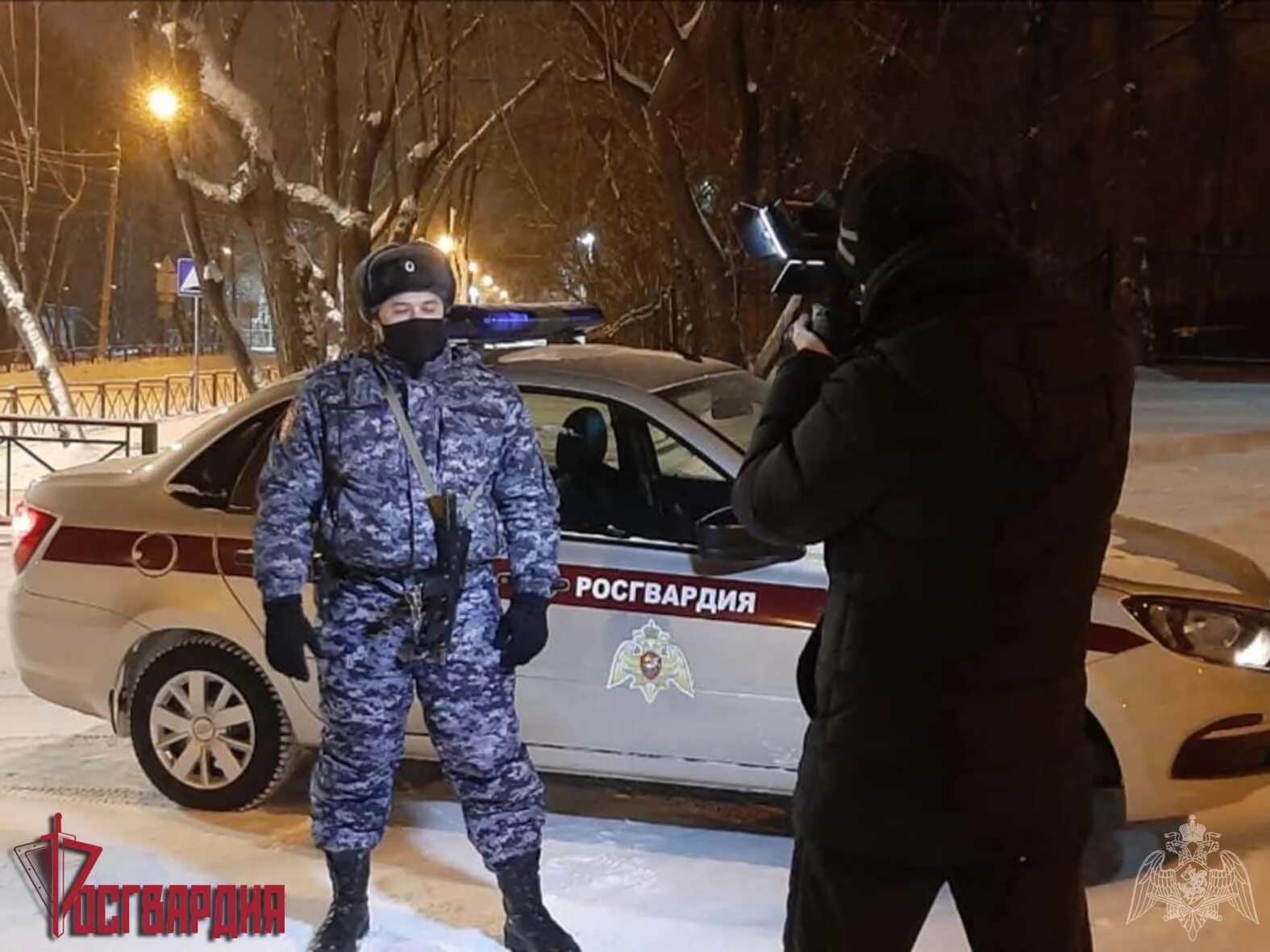 Ночной росгвардия патруль. Зимняя форма росгвардии. Омон патрулирует. Росгвардия патрулирует. Росгвардия патруль москва.