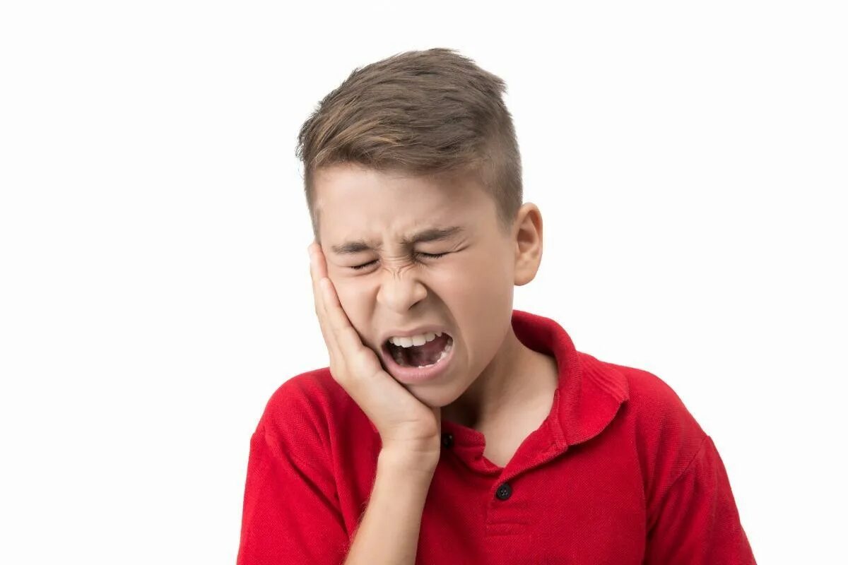 У мальчика 9 лет болит. Мальчик с больными зубами. Ноющий подросток. У мальчика болит зуб. Болит зуб у подростков.