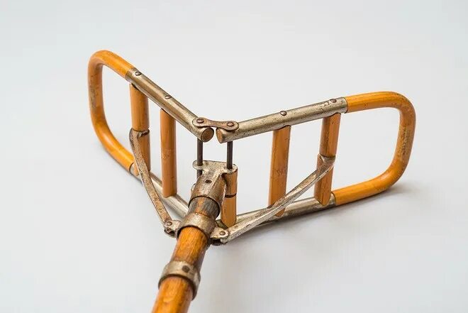 Кресло оранжевое в гостиную. Оранжевый стул. Кресло льва толстого. Трость льва толстого стул. Толстый в кресле.