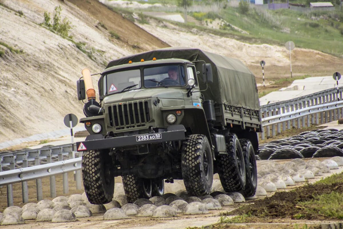 Водитель вс рф. Военная автомобильная техника. Автомобильные войска. Военный Автомобилист. Военный КАМАЗ С водителем.