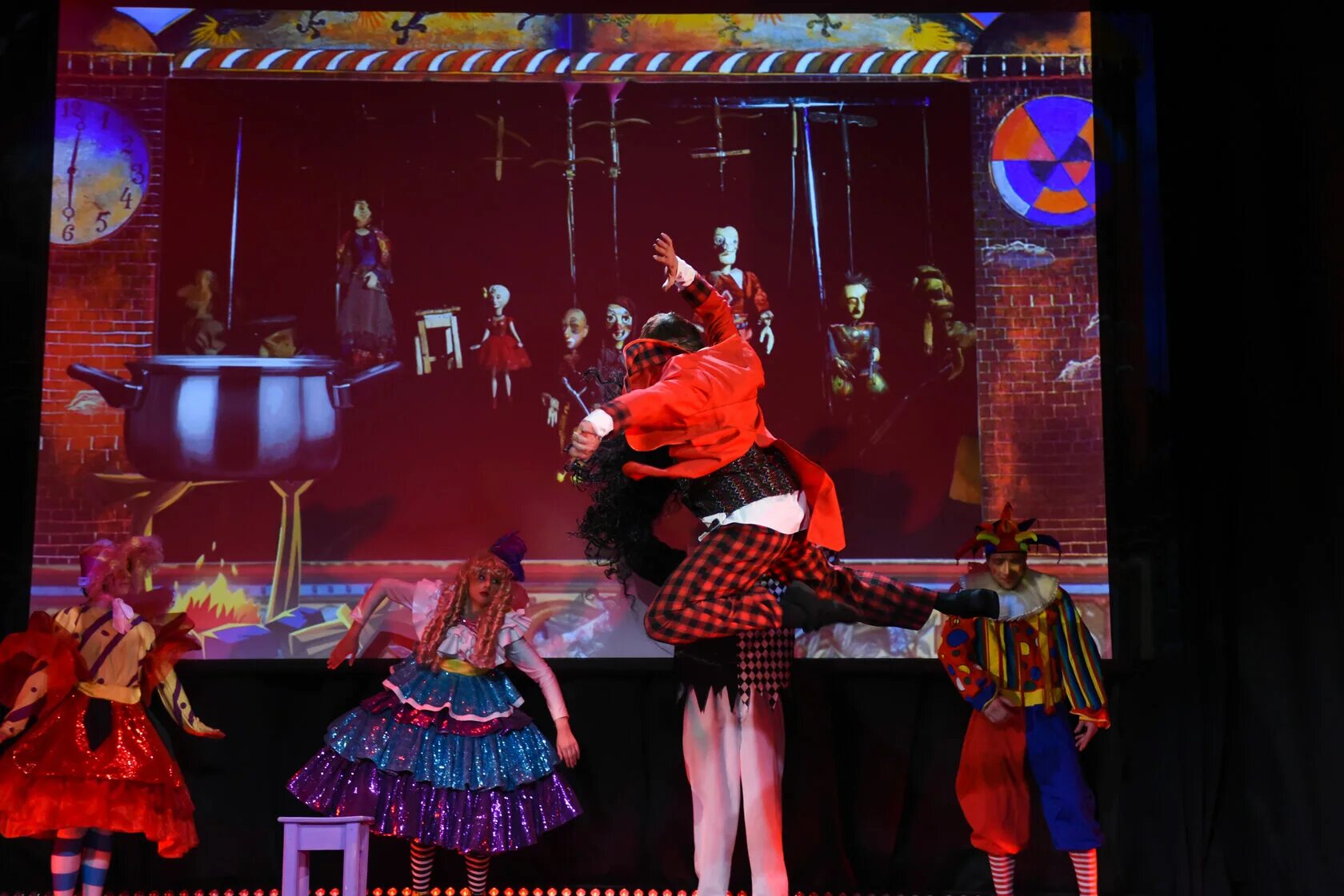 Ворон спектакль. Театр на страстном. Театр парабазис. Новосибирск театр глобус алиса в стране чудес глеба матвейчука. Театр спектакль.