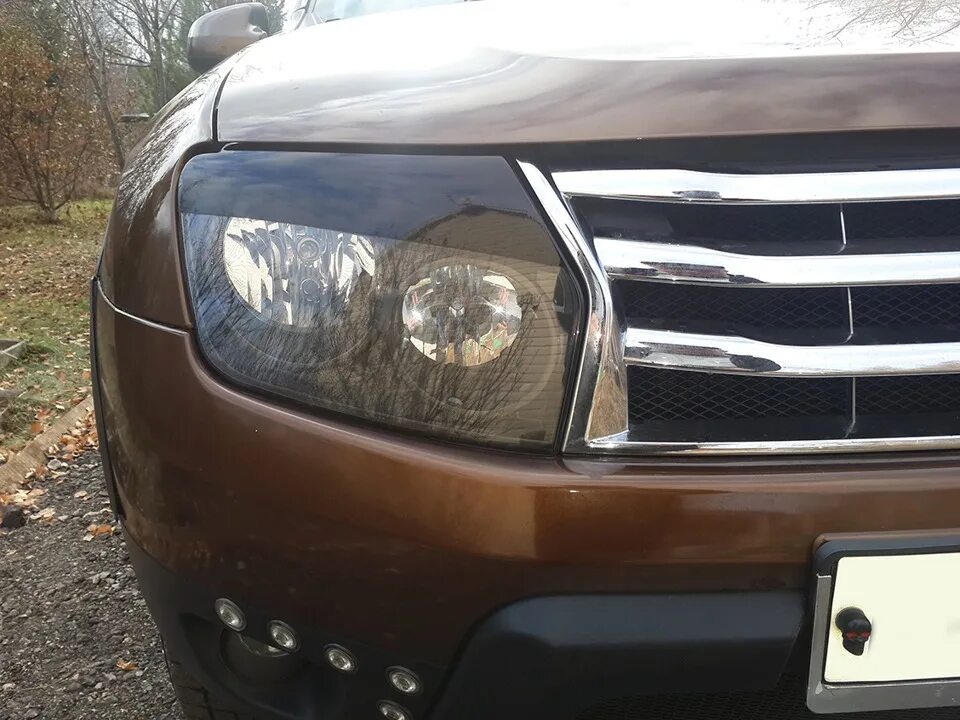 Фары renault duster. Реснички на фары Рено Дастер. Renault Duster 2012-2014 фара. Реснички Renault Duster 2. Реснички на фары для Renault Duster.