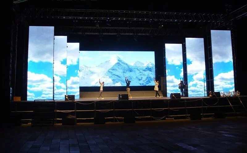 вертикальные экраны на сцене. конференция экран. сцена с экраном. светодиодный экран задник сцены. видеоэкраны для помещений.