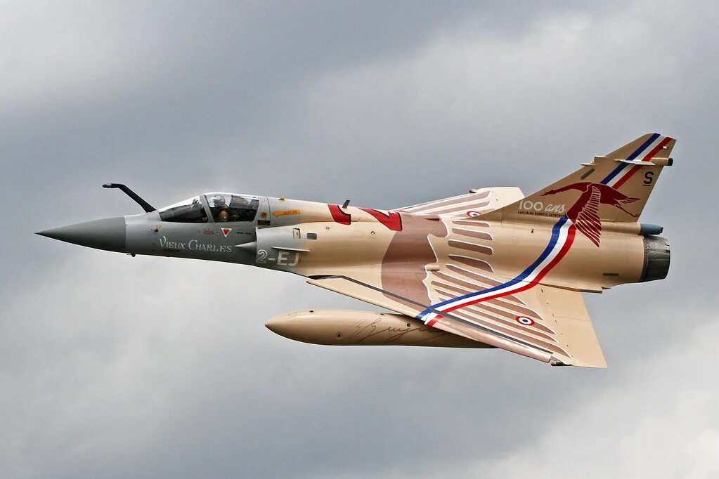 Мираж 2000 года. Mirage 2000d ВВС Франции. Eurofighter EF-2000 Typhoon. Dassault Mirage 2000. Французский истребитель Мираж 2000.