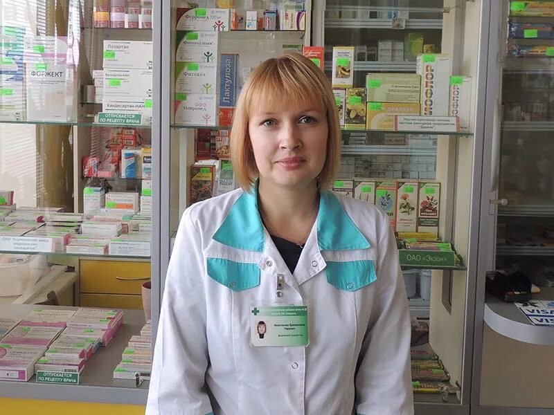 Работница аптеки. Фармацевт первостольник. Фармацевт провизор. Аптека работница. Красивая работница аптека.