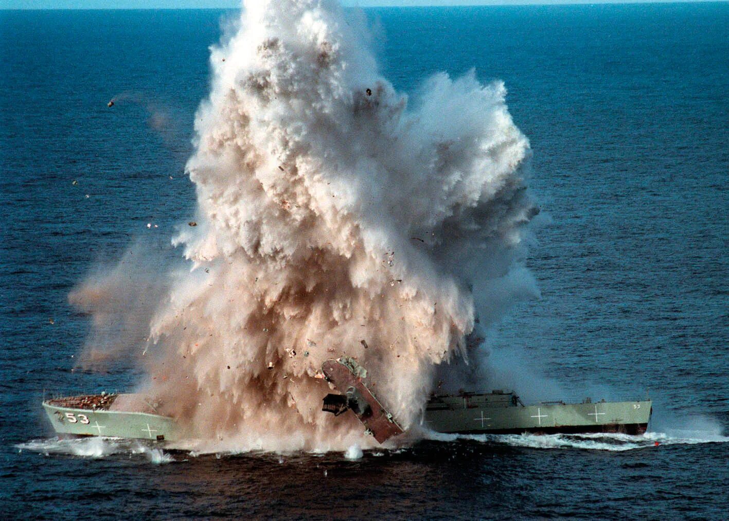 Большая торпеда. Торпедная атака подводной лодки. Взрыв корабля. Подводный взрыв. Стрельба торпедами.