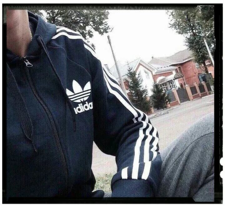Adidas пацаны. Парень в адидасе. Парень в адидасе. Пацанчик в адидасе. Пацаны в адидасе.