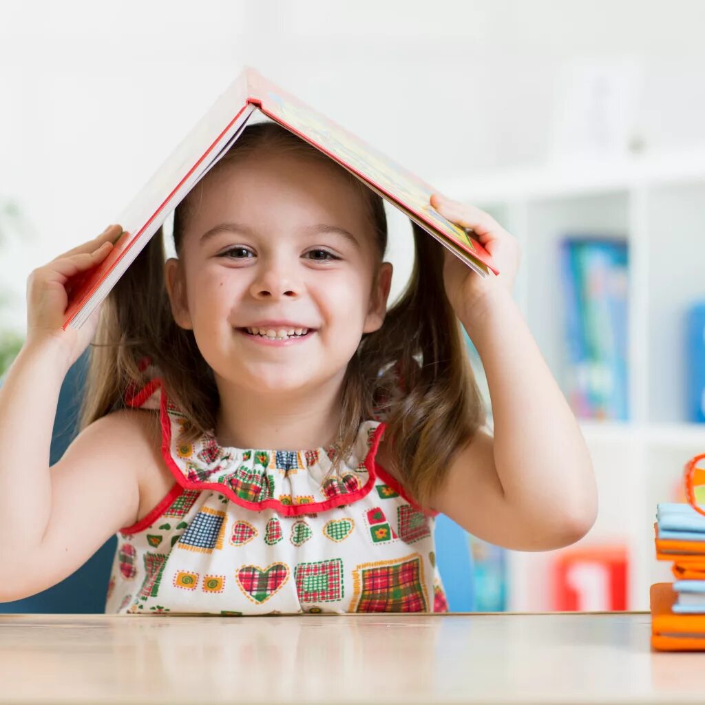 Мальчик с книжкой. Дети читают. Радостный ученик. Дмитриева в. Дети читают.