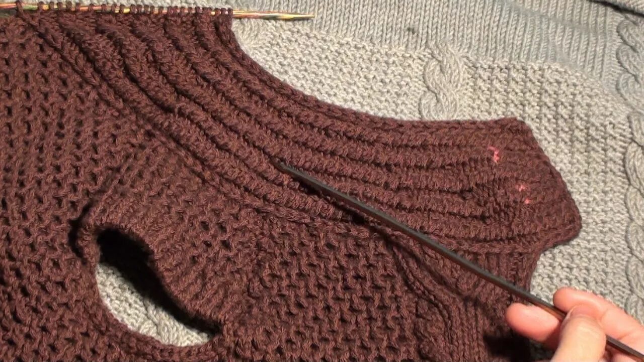 вязаное пончо для девочки 5 лет спицами с описанием. свитер платочной вязкой. планки для вязаных изделий. джемпер на пуговицах спицами. свитер спицами платочной вязкой схема.