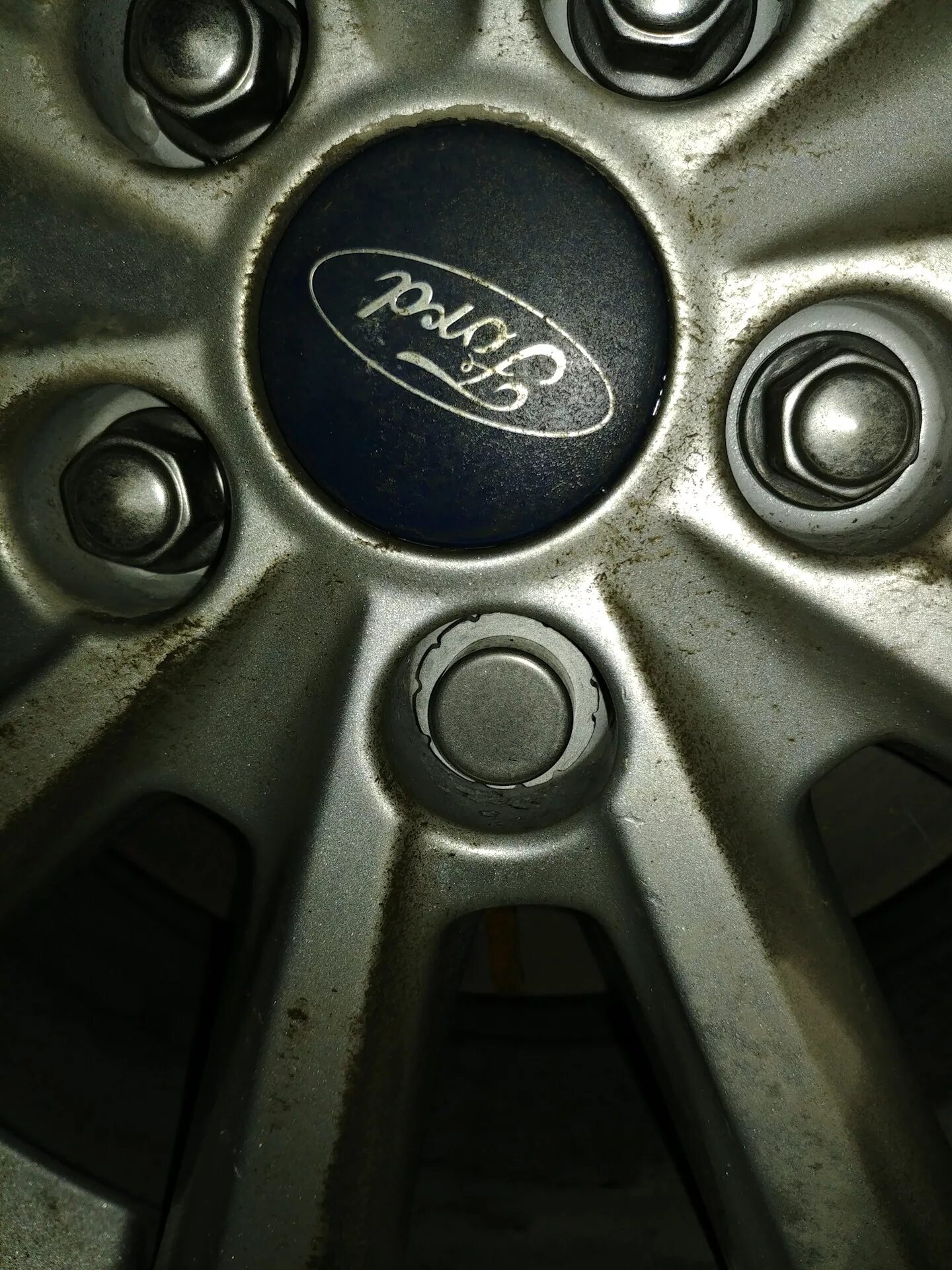 Гайка на диск форд фокус 3. Ford Focus 2 гайка штампованный диск. Колпачки на колесные гайки Форд фокус 3. Болты под штампованные диски Форд фокус 2. Штампованные колёса на Форд фокус 2 размер.