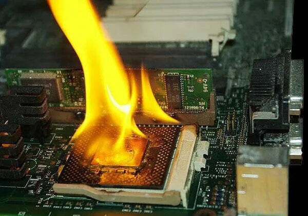 Греются ли видеокарты. Сгоревший процессор. Сгорел процессор на компьютере. Сгоревшая видеокарта. Материнская плата горит.