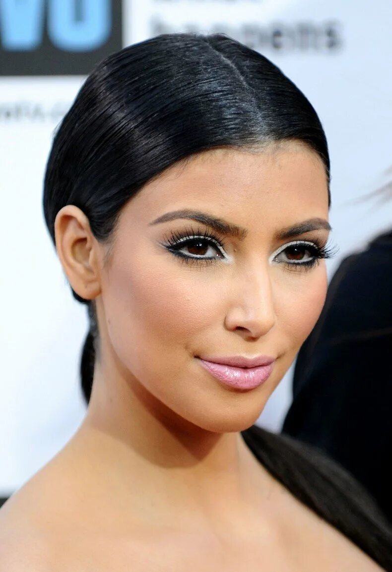 Макияж к белому платью. Шерил коул глаза. Свадебный макияж с красными губами. Эмбер хёрд 2016. Макияж под черное платье.