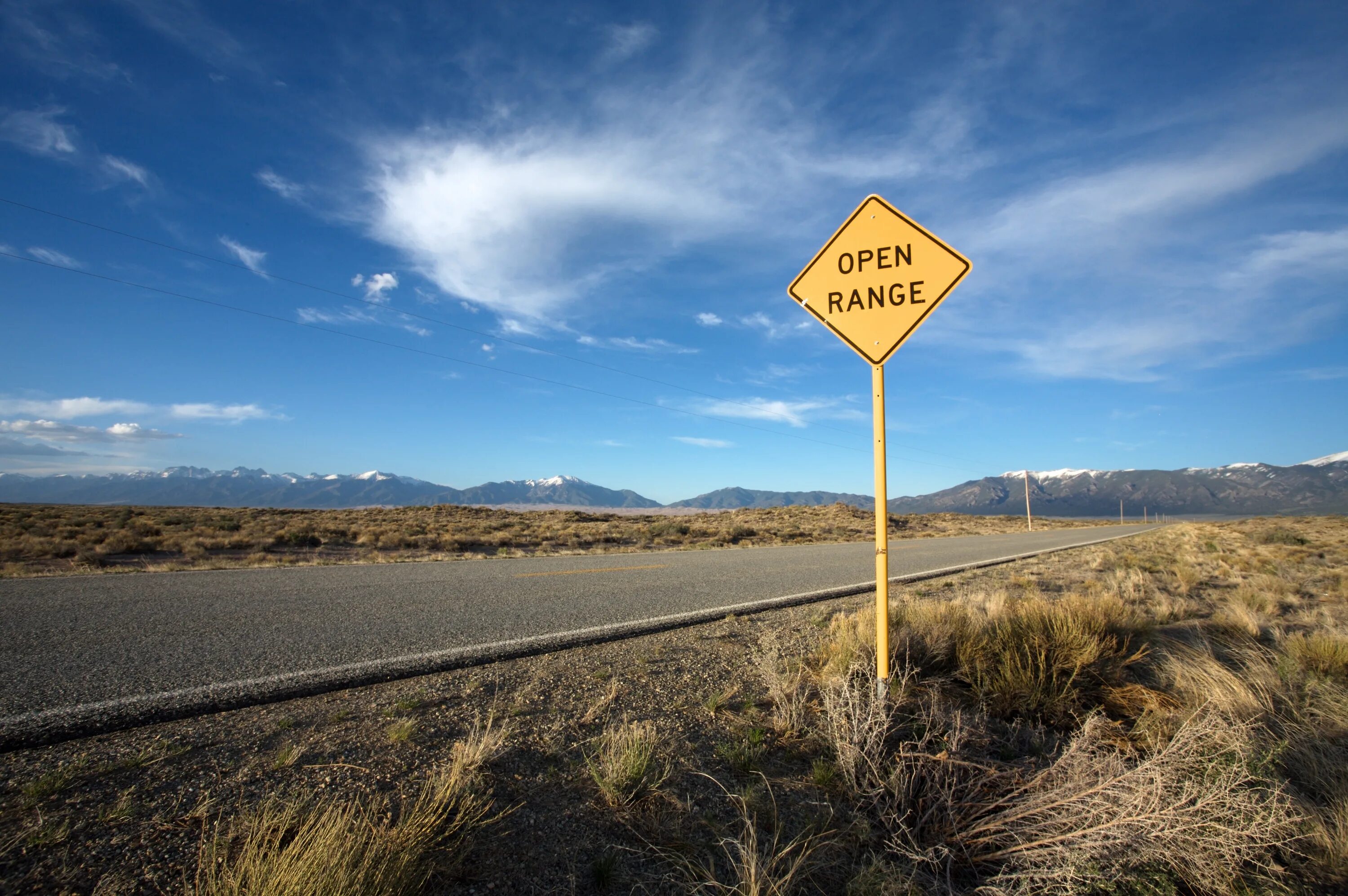 Вывеска на дороге. Дорожный знак в пустыне. Американские дорожные знаки. Указатели на американских дорогах. Дорога знак американский.