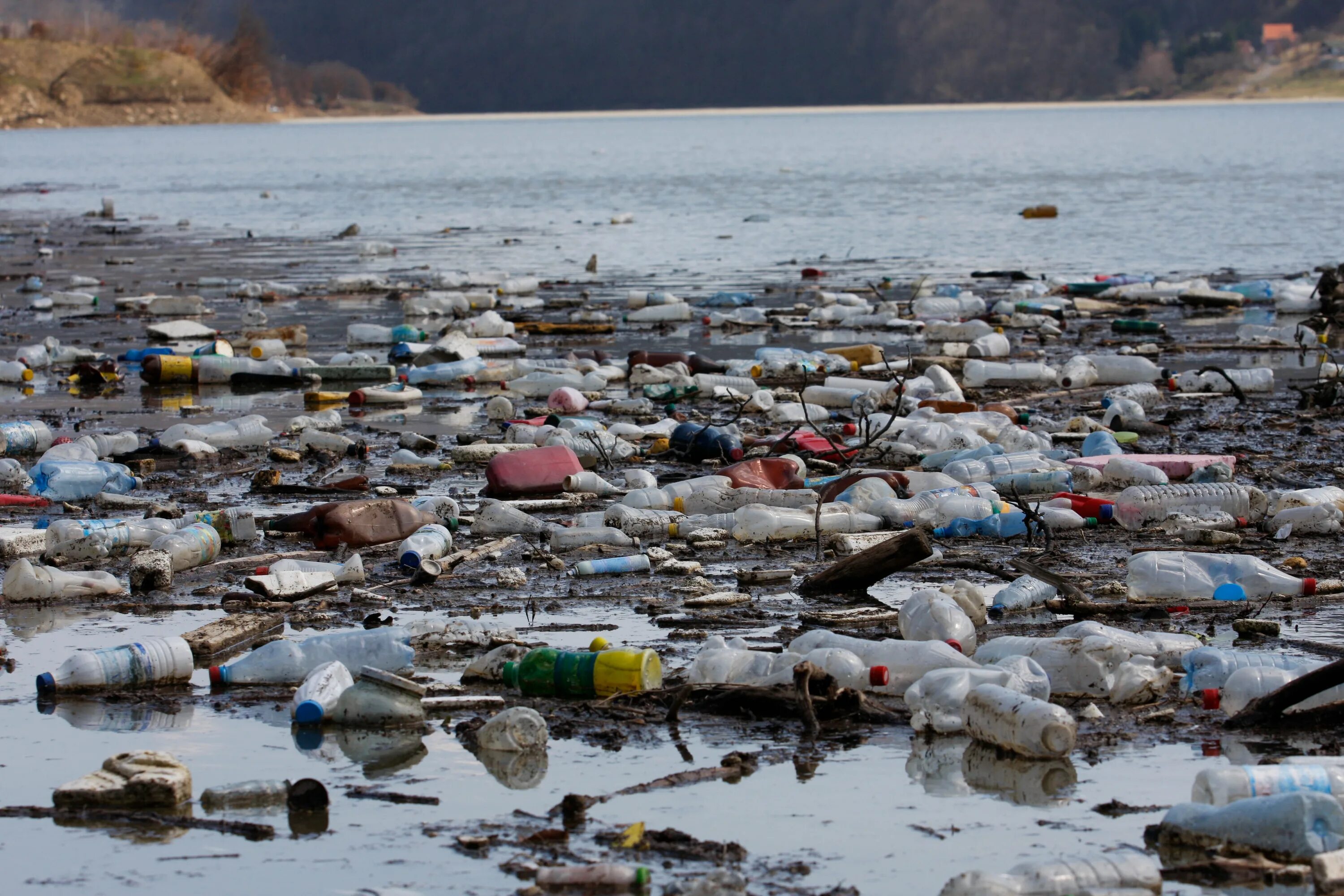 Грязная вода причины. Самое грязное озеро в России. Загрязнение воды. Загрязнение рек. Загрязнение водоемов.