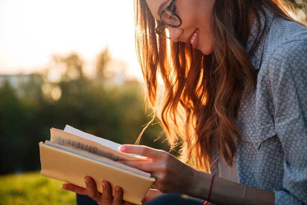 Девушка с книгой. Девушка читает книгу. Книга человек. Фотосессия с книжкой. Читает книгу с вибратором