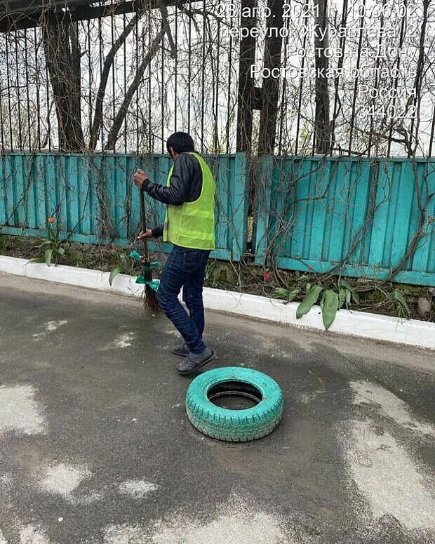 Подметает. Дворник. Цыгане. Жкх фото. Работа дворники ростов.