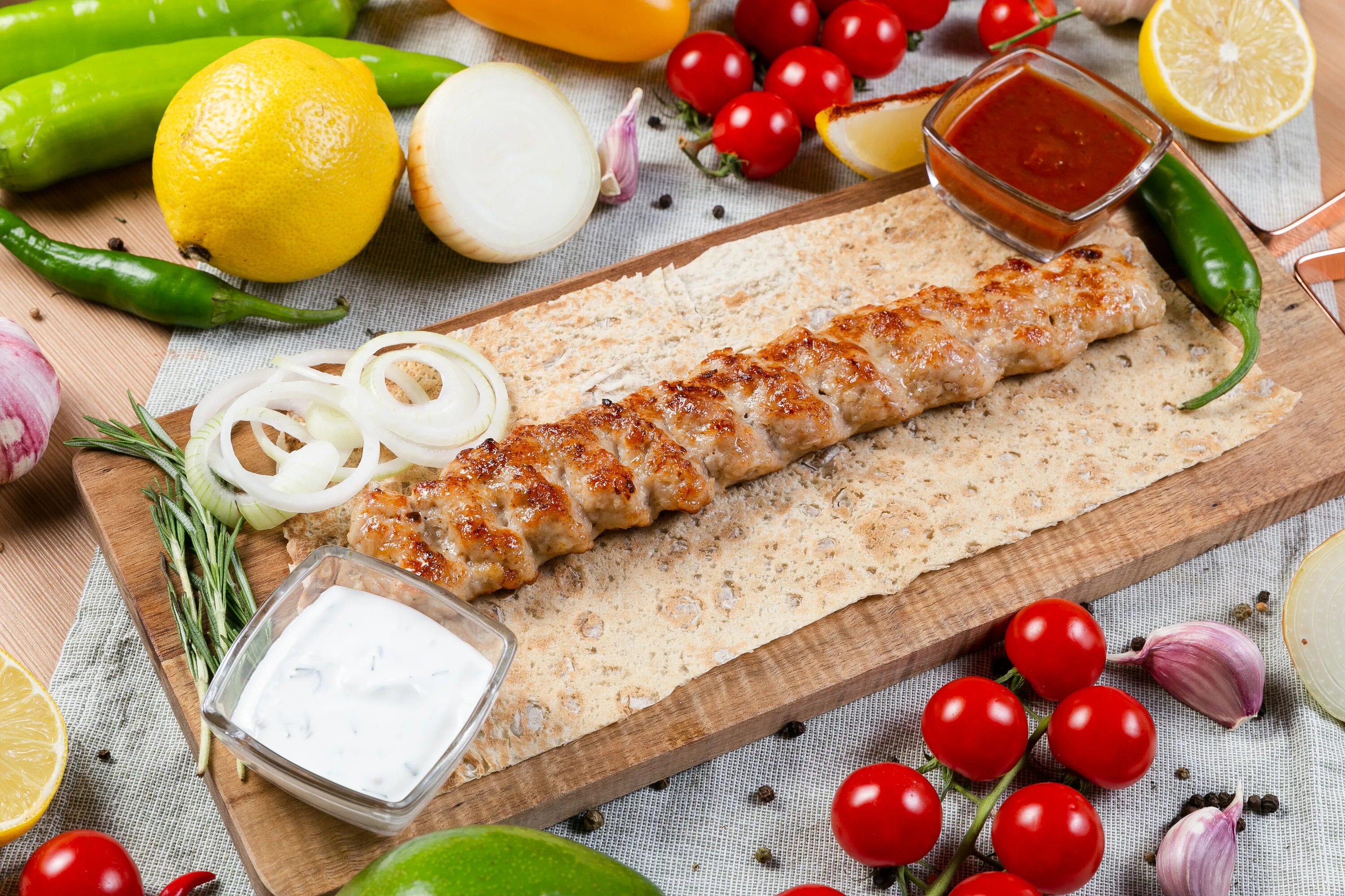 Калорийность люля из курицы. Люля кебаб куриный. люля кебаб приосколье куриные. люля поднос. люля кебаб курица с грибами и сыром.