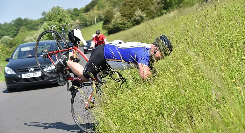 Don t ride a bike. Велосипедист на дороге. Езда на Велике без рук. Катание на велосипеде без рук.