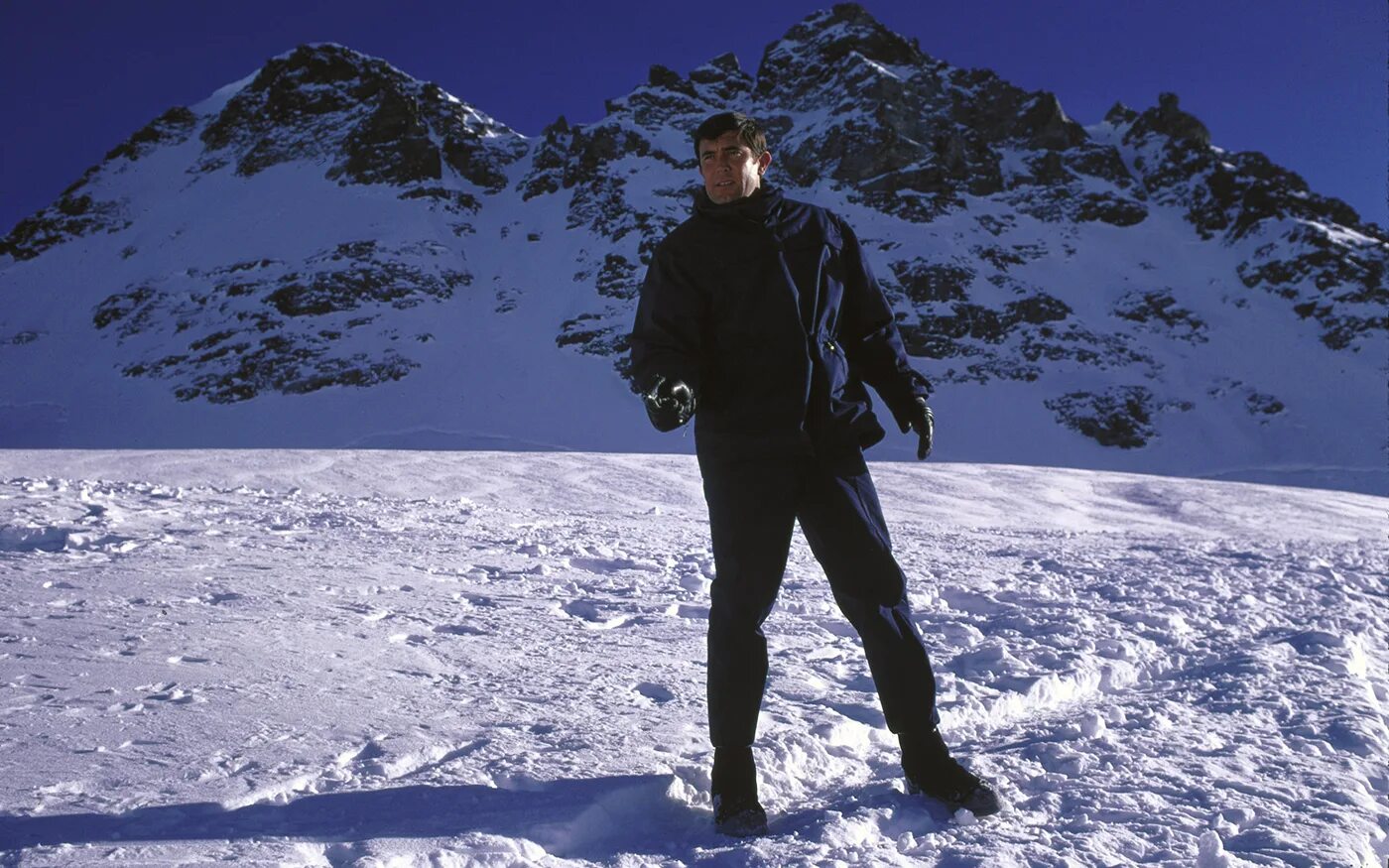 Фильмы ретро детективы. Джордж лэзенби австралийский актёр. Джеймс бонд 007: на секретной службе ее величества 1969. На службе ее величества джеймс бонд. Величестве 1 ых.